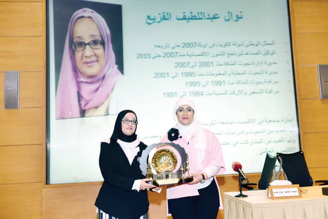 الشيخة تماضر الخالد لدى تسليمها درعا تكريمية الى نوال الفزيع عقب الندوة﻿