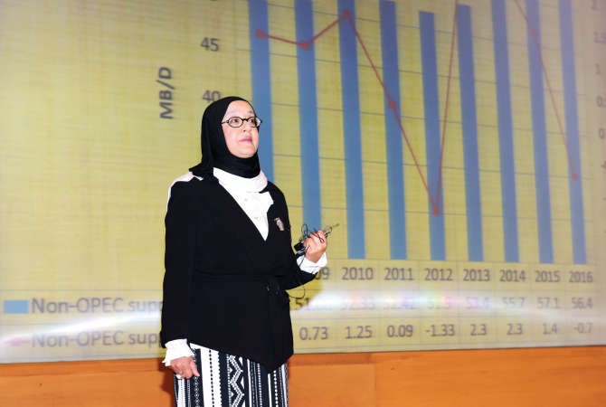 نوال الفزيع خلال الندوة﻿