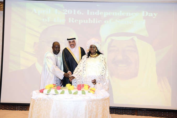 رئيس الوزراء بالانابة ووزير الخارجية الشيخ صباح الخالد متوسطا السفير السنغالي عبدالاحد امباكي وحرمه خلال قطع كيك الحفل﻿
