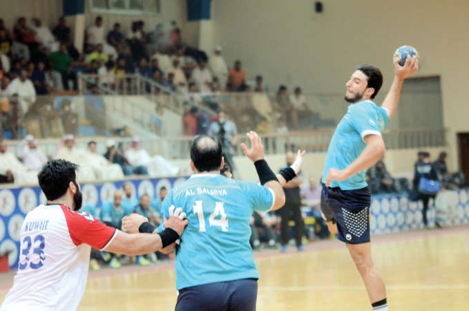 عبدالرحمن سند لاعب السالمية يصوب على مرمى الكويت