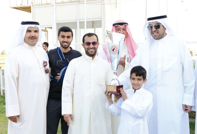 الشيخ ضاري الفهد يسلم كاس النادي الى اسطبل العصيمي 