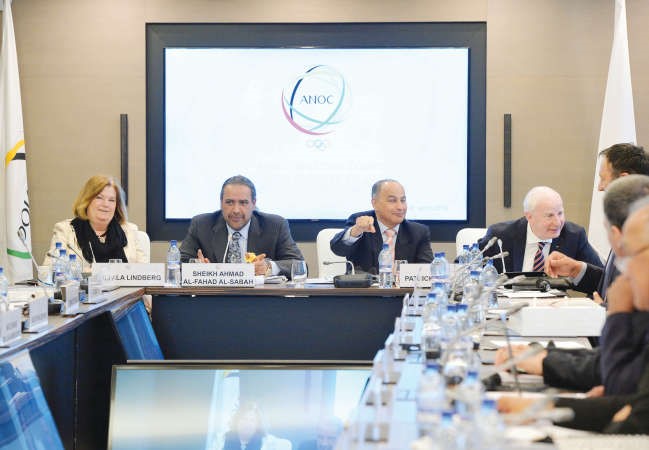 الشيخ احمد الفهد خلال الاجتماع والى جانبه حسين المسلم