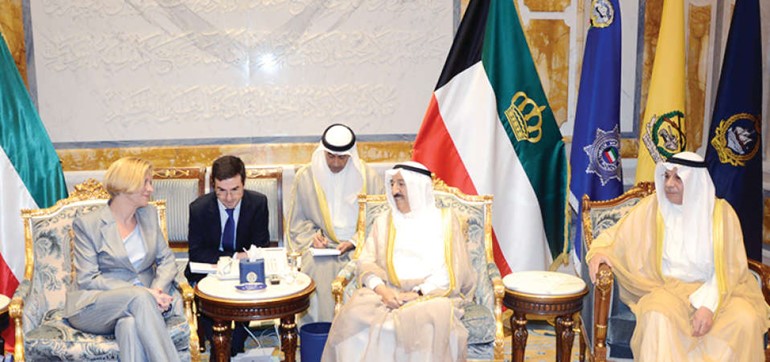 صاحب السمو مستقبلا وزيرة الدفاع الايطالية السيناتور روبيرتا بينوتي بحضور الشيخ خالد الجراح