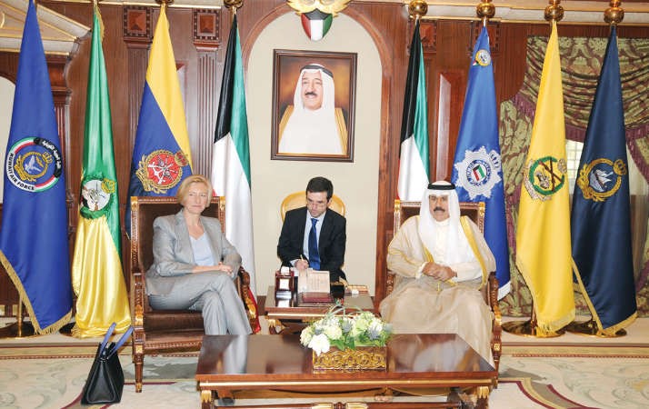 سمو ولي العهد الشيخ نواف الاحمد مستقبلا وزيرة الدفاع الايطالية السيناتور روبيرتا بينوتي ﻿