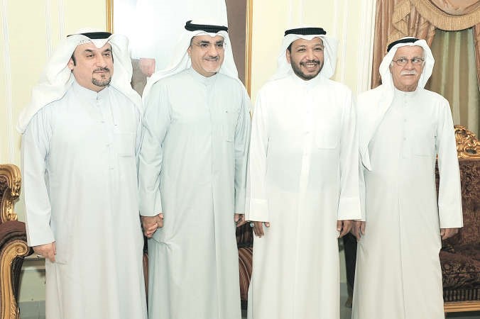 فيصل الدويسان متوسطا دخليل ابل ودبدر الخضري في ديوان الخشاوي﻿