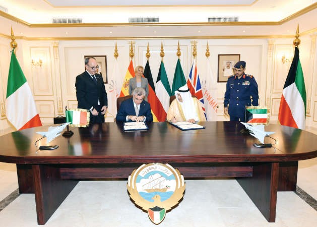 الشيخ خالد الجراح والرئيس التنفيذي لشركة فينميكانيكا م ماورو موريتي خلال توقيع العقد