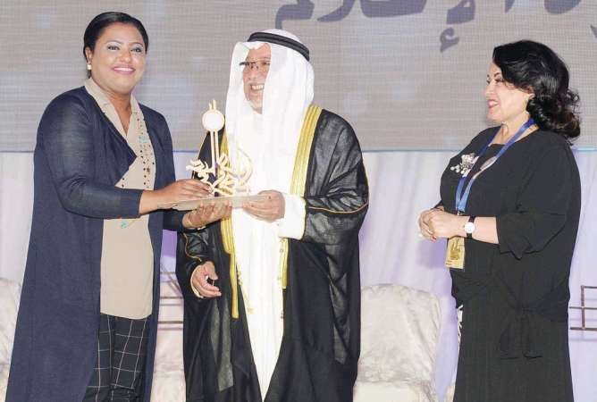 الشيخ علي الجراح مكرما دهيلة الميكيمي ﻿