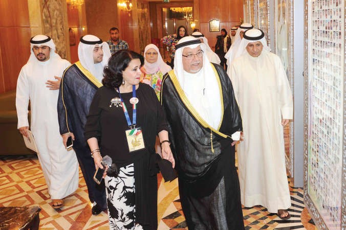 الشيخ علي الجراح وفاطمة الامير خلال جولة على المعرض المصاحب للحفل ﻿