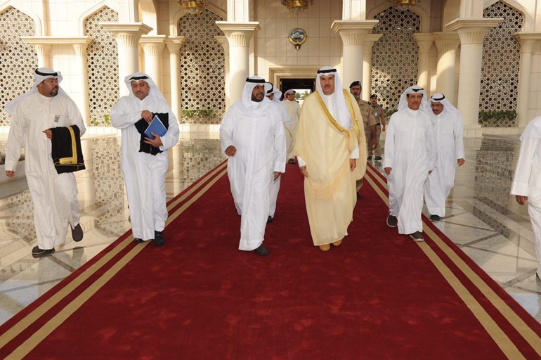 وزير الاعلام ووزير الدولة لشؤون الشباب الشيخ سلمان الحمود اثناء مغادرته الرياض لترؤس وفد البلاد في الاجتماع ال30 لوزراء الشباب والرياضة في مجلس التعاون