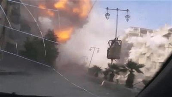 بالفيديو.. نجاة منقذ سوري بعد سقوط صاروخ قرب سيارته