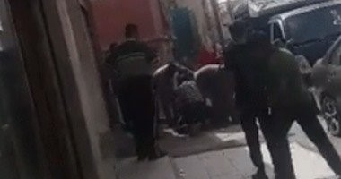 شاهد فيديو يزعم اعتداء قوات شرطة أردنية بالضرب المبرح على مصري قبل اعتقاله.. وهذا رد السفير المصري
