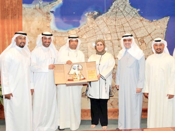 اعضاء مجلس ادارة جمعية الشامية يكرمون وكيلة الاشغال عواطف الغنيم