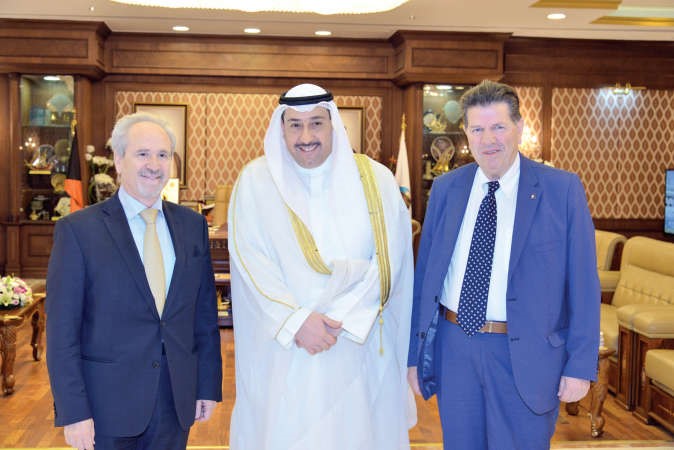 الشيخ فيصل الحمود مستقبلا السفير اليوناني ديودورس ثيودورو 