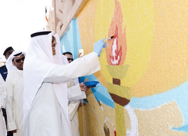 الشيخ فواز الخالد يرسم جزءا من اللوحة الفنية﻿