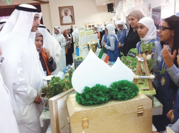 دهيثم الاثري خلال جولة في معرض الرياضيات﻿