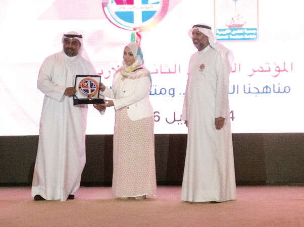 تكريم احدى المشاركات في المؤتمر ﻿
