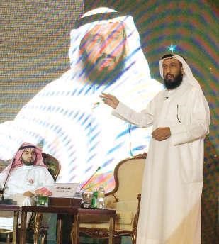 دخالد الخراز ملقيا كلمته في الحلقة النقاشية﻿