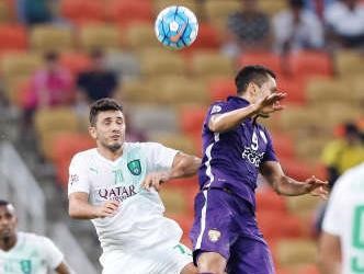 مهاجم العين دوغلاس ولاعب وسط الاهلي ماركو انطونيو في صراع هوائي افپ