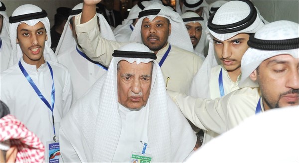 علي الغانم خلال الاحتفال بفوز قائمة الاسرة الاقتصادية