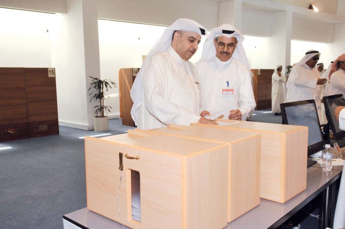 ماضي الخميس واحمد الزبن خلال التصويت