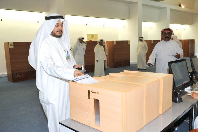 بدر عبدالمنعم العتيبي اثناء الادلاء بصوته 