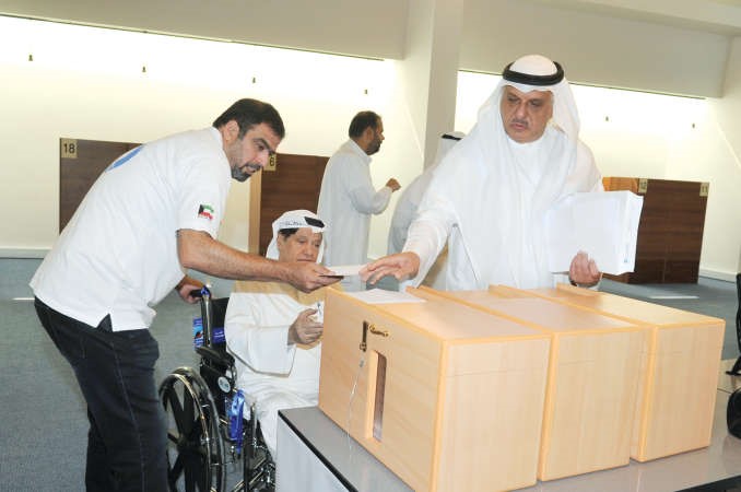 ماجد العجيل خلال الادلاء بصوته 