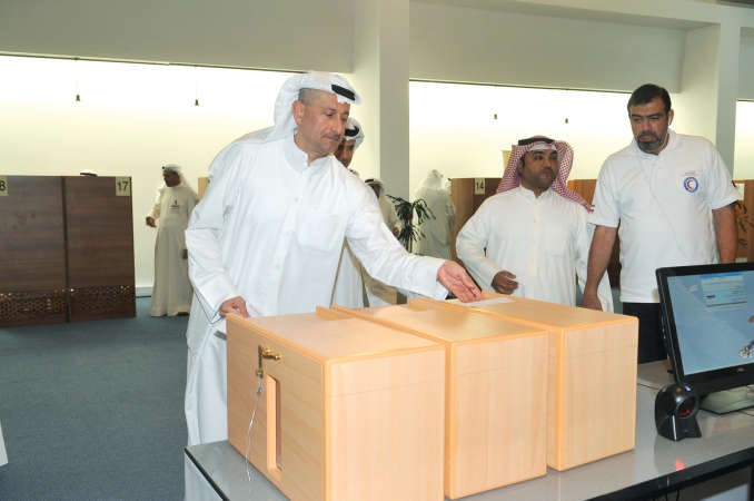 عادل بهبهاني يدلي بصوته 