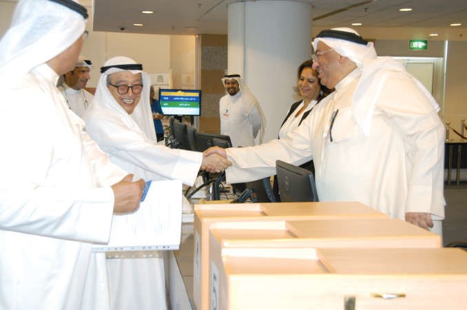 علي الموسى مصافحا عبدالعزيز الدغيشم
