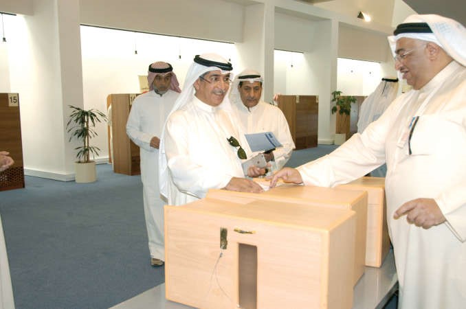 عادل الخرافي مدليا بصوته