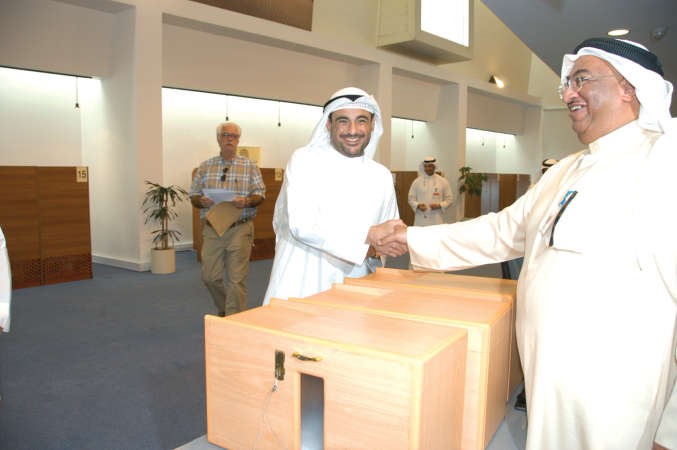 عمر قتيبة الغانم خلال الادلاء بصوته