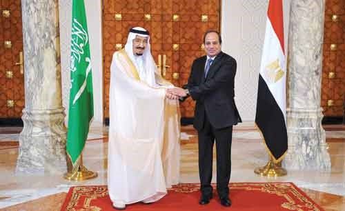 الرئيس المصري عبدالفتاح السيسي مصافحا خادم الحرمين الشريفين الملك سلمان بن عبدالعزيز في مستهل زيارته امسرويترز