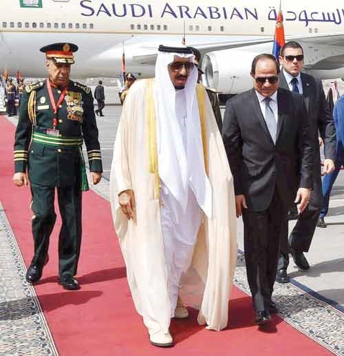 الرئيس المصري عبدالفتاح السيسي مستقبلا خادم الحرمين الشريفين الملك سلمان بن عبدالعزيز امسرويترز