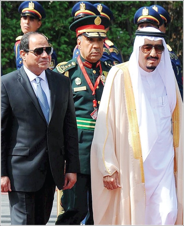 الرئيس المصري عبدالفتاح السيسي مستقبلا خادم الحرمين الشريفين الملك سلمان بن عبدالعزيز لدى وصوله الى مصر امس في زيارة تاريخيةرويترز