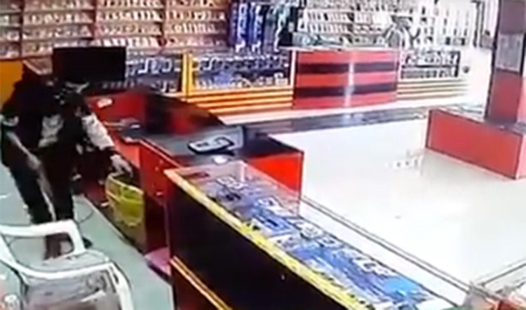 بالفيديو.. لحظة اقتحام متجر للهواتف في الرياض بالسواطير