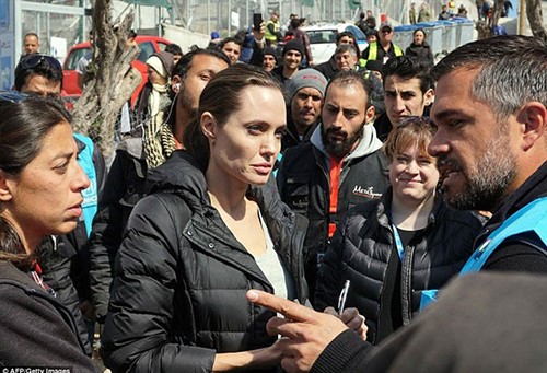 بالصور.. ما هو مرض انجلينا جولي الخطير الذي أوصلها لوزن 35 كيلو فقط