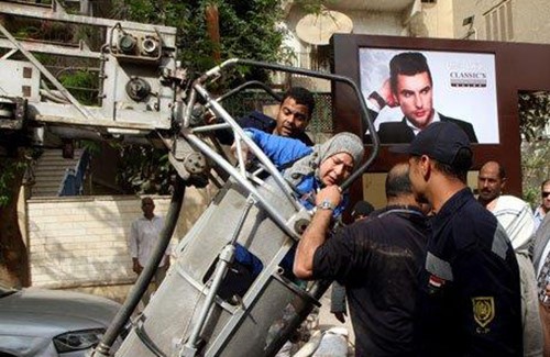 بالصور.. حريق في أستوديو الفنان عبدالرب إدريس 