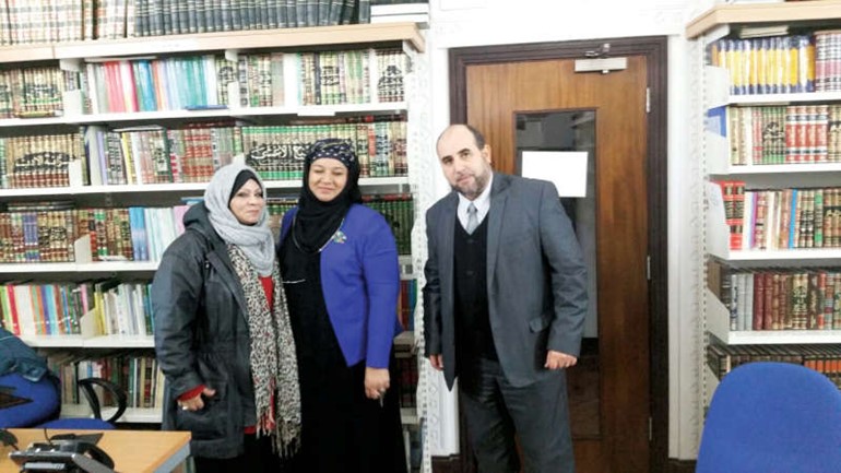 مع المدير العام لدار الرعاية الاسلامية في لندن داخل مكتبة الدار﻿