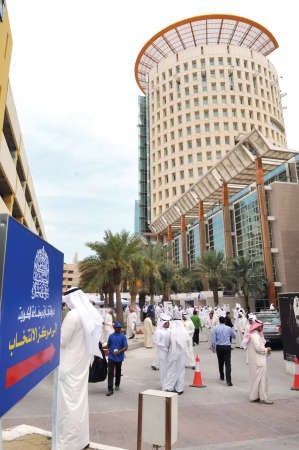 ناخبون في غرفة التجارة والصناعة خلال الانتخابات النصفية امس الاول محمد هاشم - قاسم باشا
