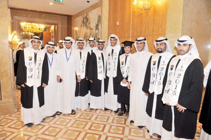 عدد من خريجي الكلية﻿