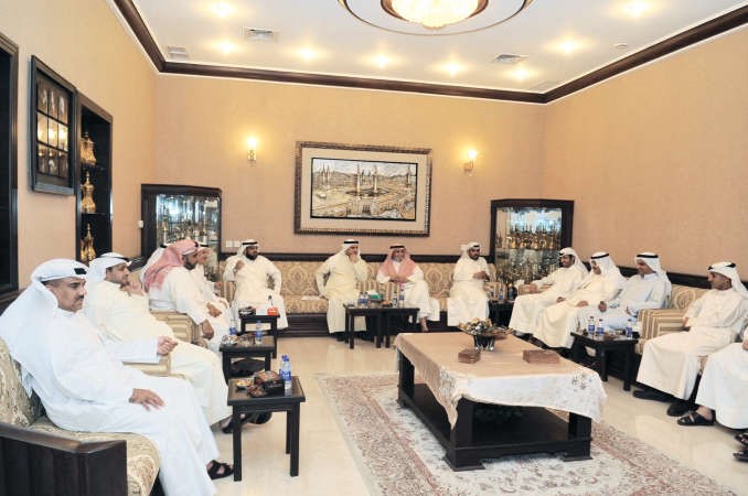 عبدالله الكندري خلال لقائه المواطنين في ديوانية الاشرم قاسم باشا