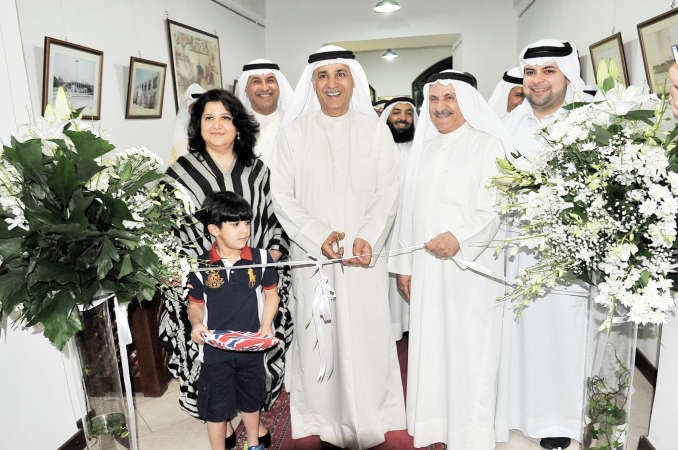 م علي اليوحة خلال افتتاح المعرض ويبدو محمد جمال ونجلاء النقي﻿