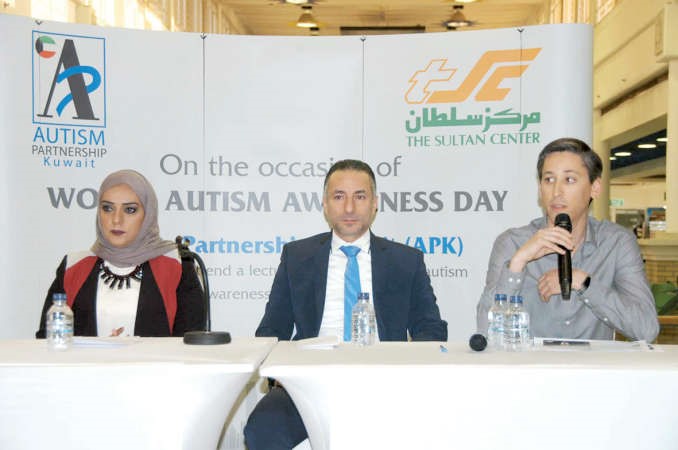 جيرمي ليف وبسام زنتوت وليلى الكندري خلال الندوة التوعويةمحمد هاشم﻿