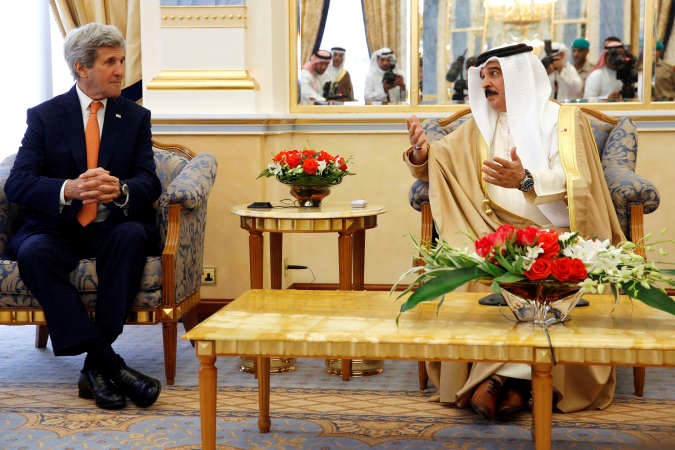 عاهل البحرين الملك حمد بن عيسى ال خليفة خلالمباحثاته مع وزير الخارجية الاميركي جونكيري في المنامة امس	اپ﻿