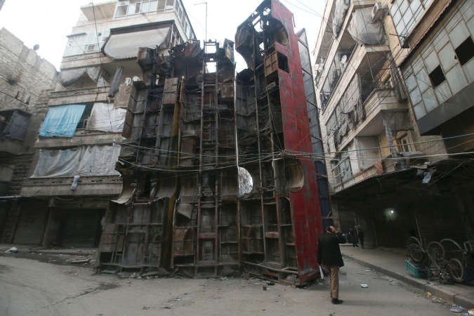 مدنيون يحتمون بحافلات نصبت لتجنب قناصة النظام في حيبستان القصرالذي تسيطر عليه المعارضة في حلب	رويترز ﻿