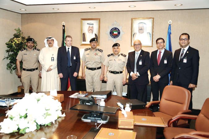اللواء مازن الجراح يتوسط فريق عمل الجواز الجديد
