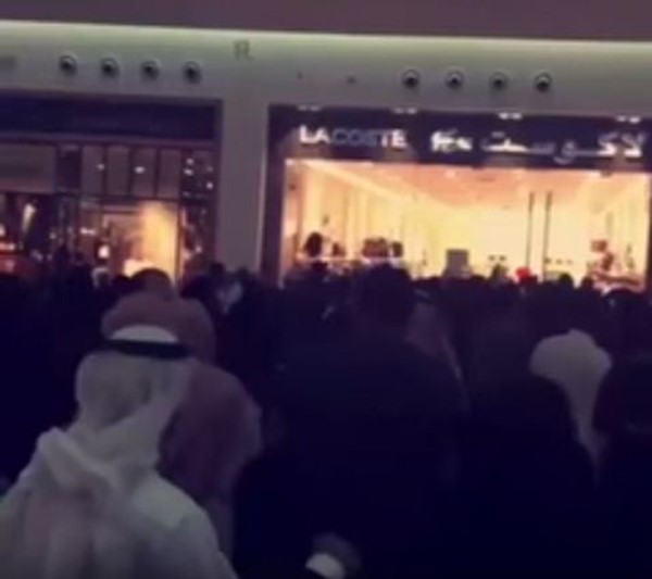 خبيرة التجميل الكويتية بيبي العبدالمحسن تكشف حقيقة طردها من قبل رجال الهيئة