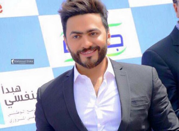 بالصور.. تامر حسني يتعرض لموقف محرج أثناء تكريمه