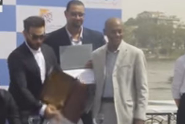 بالصور.. تامر حسني يتعرض لموقف محرج أثناء تكريمه