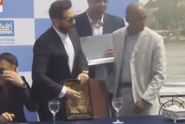 بالصور.. تامر حسني يتعرض لموقف محرج أثناء تكريمه