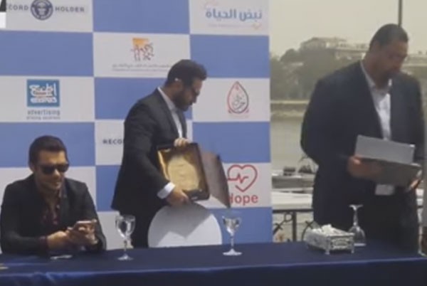 بالصور.. تامر حسني يتعرض لموقف محرج أثناء تكريمه